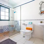 Casa Lili - Shared Pool - Close To Seafront Promenade - Sea Views From Upper Terrace Ferienhaus