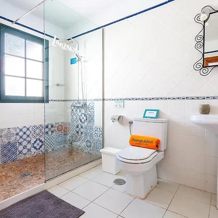 Casa Lili - Shared Pool - Close To Seafront Promenade - Sea Views From Upper Terrace Casa de Férias