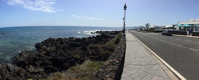 Casa Lili - Shared Pool - Close To Seafront Promenade - Sea Views From Upper Terrace *