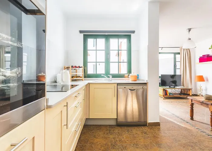 Casa Lili - Shared Pool - Close To Seafront Promenade - Sea Views From Upper Terrace *