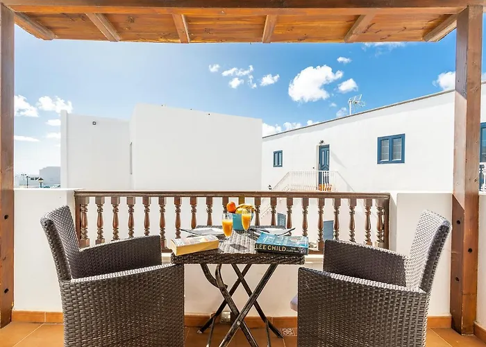 Casa Lili - Shared Pool - Close To Seafront Promenade - Sea Views From Upper Terrace *