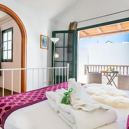 Casa Lili - Shared Pool - Close To Seafront Promenade - Sea Views From Upper Terrace Holiday home