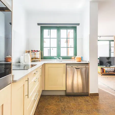 Casa Lili - Shared Pool - Close To Seafront Promenade - Sea Views From Upper Terrace *