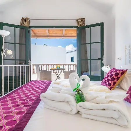 Casa Lili - Shared Pool - Close To Seafront Promenade - Sea Views From Upper Terrace Holiday home