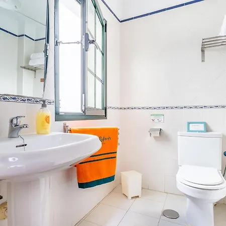 Casa Lili - Shared Pool - Close To Seafront Promenade - Sea Views From Upper Terrace *