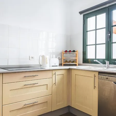 Casa de Férias Casa Lili - Shared Pool - Close To Seafront Promenade - Sea Views From Upper Terrace *