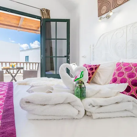 Casa Lili - Shared Pool - Close To Seafront Promenade - Sea Views From Upper Terrace Holiday home *