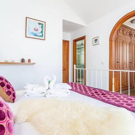 Holiday home Casa Lili - Shared Pool - Close To Seafront Promenade - Sea Views From Upper Terrace *