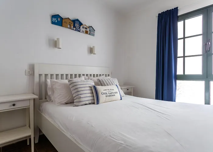 Casa Lili - Shared Pool - Close To Seafront Promenade - Sea Views From Upper Terrace Ferienhaus