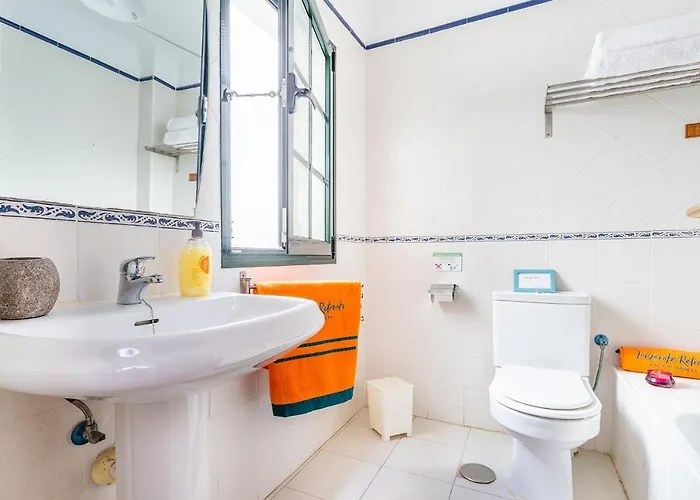 Casa Lili - Shared Pool - Close To Seafront Promenade - Sea Views From Upper Terrace *