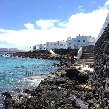Casa Lili - Shared Pool - Close To Seafront Promenade - Sea Views From Upper Terrace Semesterbostad *