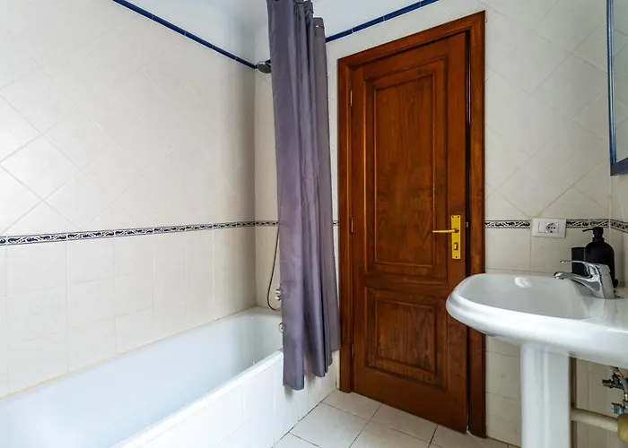 Casa Lili - Shared Pool - Close To Seafront Promenade - Sea Views From Upper Terrace Сasa de vacaciones