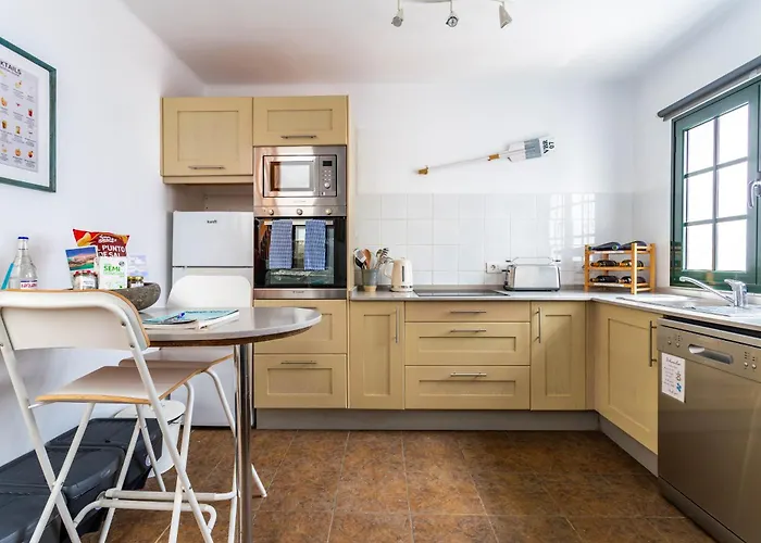 Сasa de vacaciones Casa Lili - Shared Pool - Close To Seafront Promenade - Sea Views From Upper Terrace *