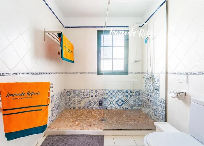 Сasa de vacaciones Casa Lili - Shared Pool - Close To Seafront Promenade - Sea Views From Upper Terrace *