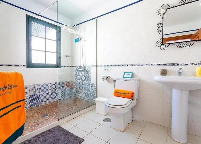 Casa Lili - Shared Pool - Close To Seafront Promenade - Sea Views From Upper Terrace Сasa de vacaciones