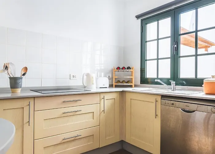 Сasa de vacaciones Casa Lili - Shared Pool - Close To Seafront Promenade - Sea Views From Upper Terrace *